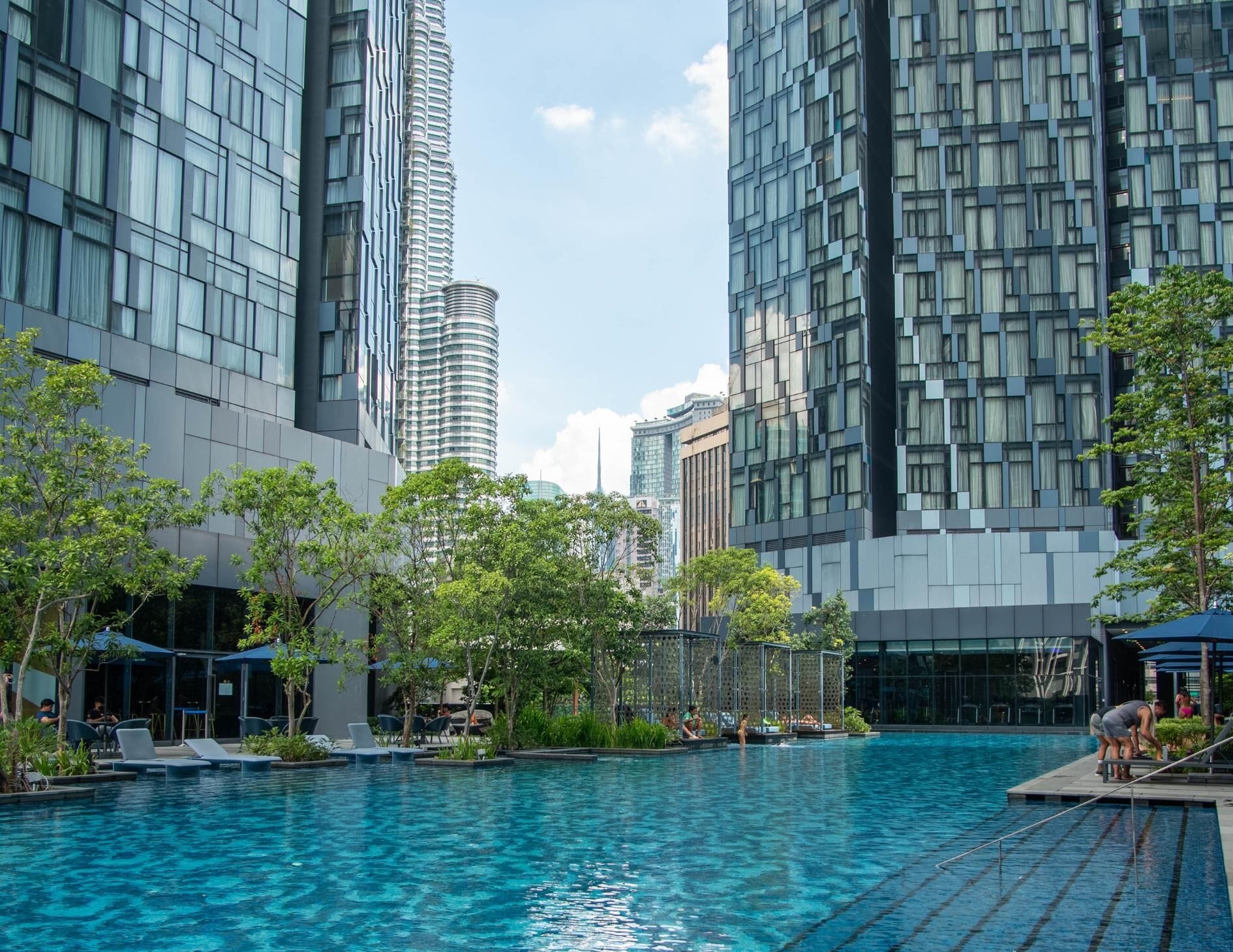 3 kolam renang outdoor, dengan payung kolam renang dan kursi berjemur