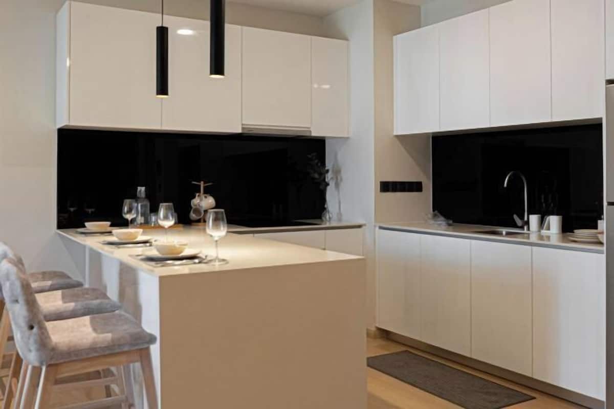 Full-size fridge, oven, stovetop, dishwasher