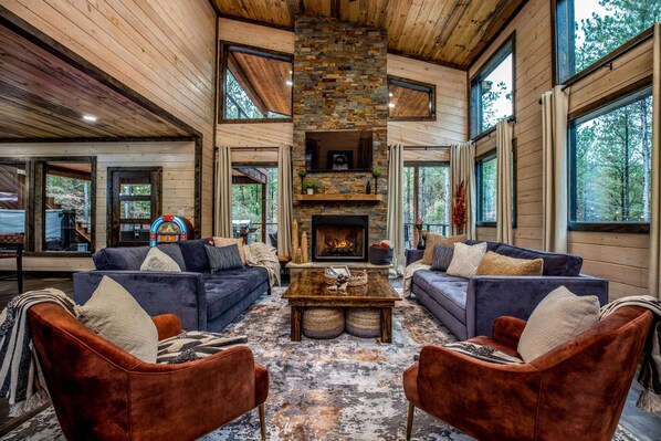 Smart-TV, Kamin, Videospiele, Tischtennisplatte