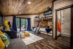 3 bedrooms, desk, iron/ironing board, travel cot - Family Fun Cabin: Hot Tub + Game Room Retreat (Broken Bow)