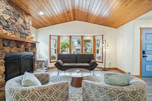 Smart TV, chimenea y libros