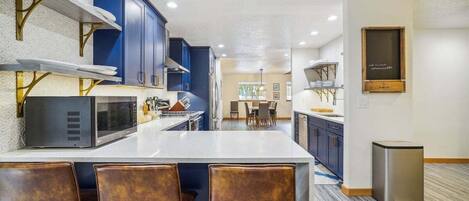 Réfrigérateur, micro-ondes, four, lave-vaisselle