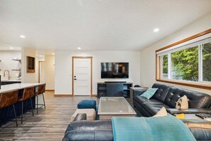 TV, fireplace - Poppy`s Place - Newly Remodeled! (Cannon Beach)