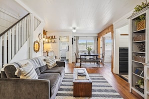 Smart TV, fireplace, DVD player, books