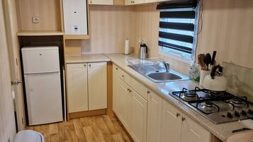 Refrigerador, utensilios de cocina y comedor