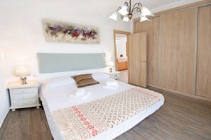 3 bedrooms, iron/ironing board, travel cot, free WiFi