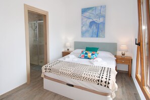 3 habitaciones, tabla de planchar con plancha y cuna de viaje 
