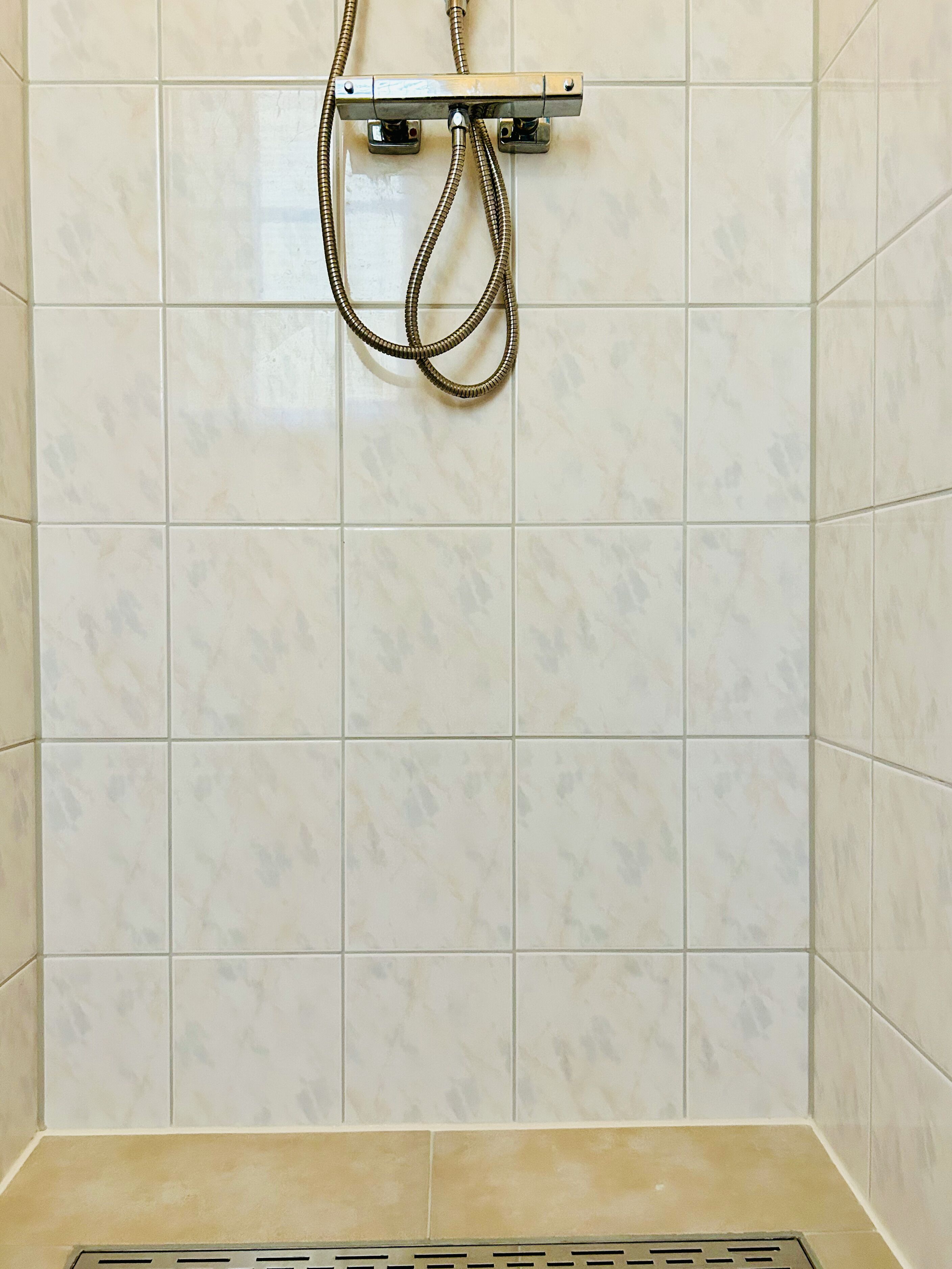 Een douche, een haardroger, handdoeken, zeep