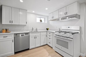 Kylskåp, mikrovågsugn, ugn och spishäll