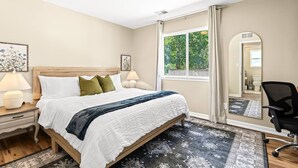 1 bedroom, desk, iron/ironing board, free WiFi - Spacious 1BR Flat w/ King Bed & Workspace (Roseville)
