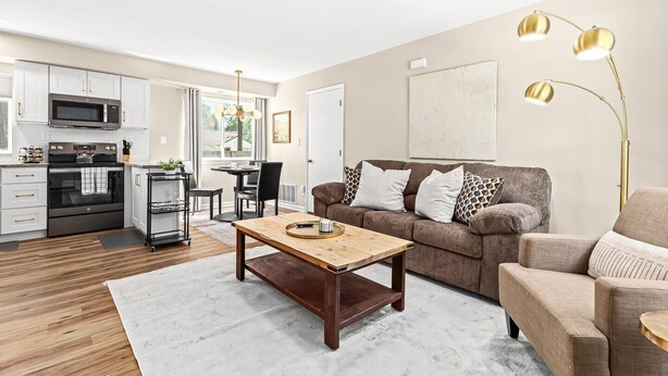 TV, books - Spacious 1BR Flat w/ King Bed & Workspace (Roseville)