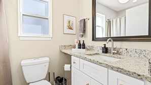 Shower, hair dryer, towels - Spacious 1BR Flat w/ King Bed & Workspace (Roseville)