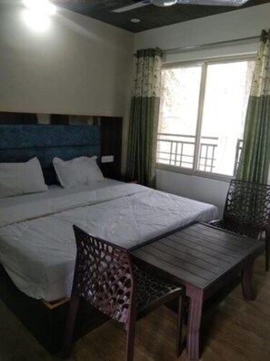 Desk, soundproofing, free WiFi, bed sheets