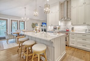 Fridge, microwave, oven, stovetop - New listing, great central location (Kiawah Island)