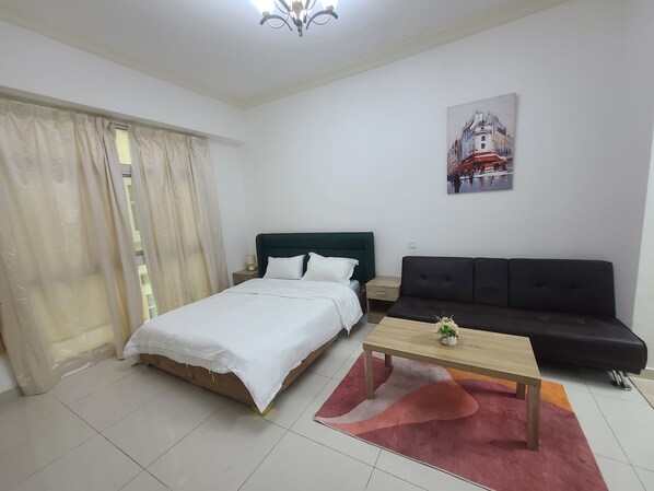 Iron/ironing board, WiFi, bed sheets - Wonderful Studio for Rent in Dubai (Dubai)