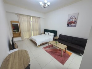 Iron/ironing board, WiFi, bed sheets - Wonderful Studio for Rent in Dubai (Dubai)
