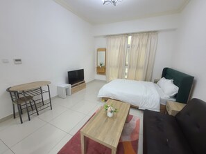 Iron/ironing board, WiFi, bed sheets - Wonderful Studio for Rent in Dubai (Dubai)