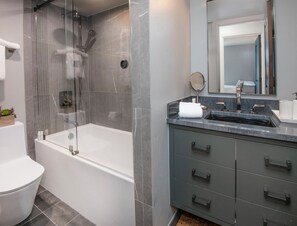Combined shower/tub, jetted tub, hair dryer, towels