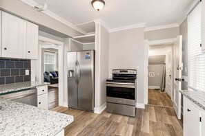 Frigorifero, microonde, forno, piano cottura