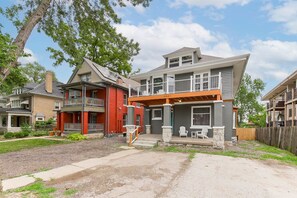 Exterior - Spacious housing for traveling professionals (Kansas City)