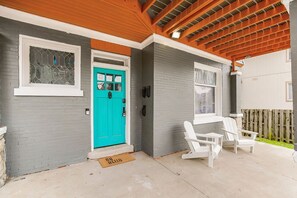 Exterior detail - Spacious housing for traveling professionals (Kansas City)