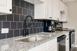 Fridge, microwave, oven, stovetop - Spacious housing for traveling professionals (Kansas City)