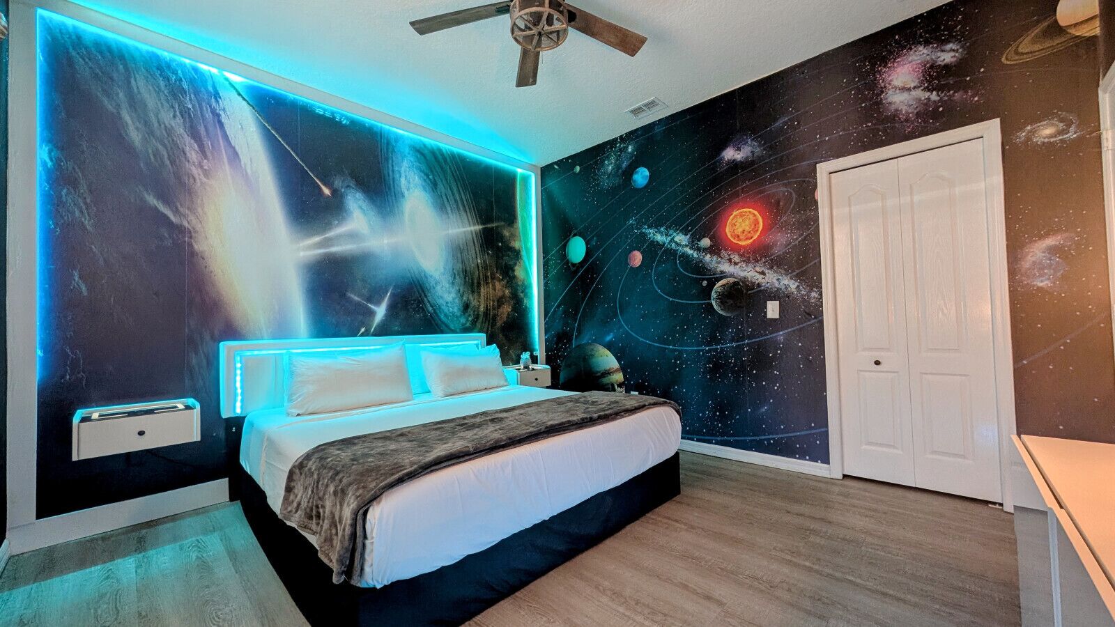 5 bedrooms, desk, iron/ironing board, travel crib