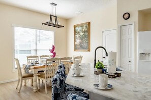 Dining - Turtley Awesome - Heated Spa - Themed Bedrooms - BBQ Grill (Davenport)