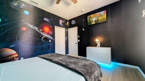 5 Schlafzimmer, Schreibtisch, Bügeleisen/Bügelbrett, Reisekinderbett