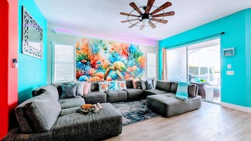 Smart TV, chimenea, videojuegos y libros