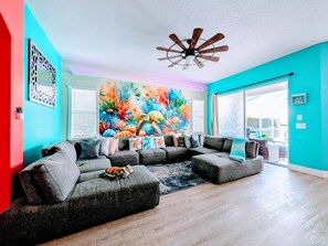 Smart TV, fireplace, video games, books - Turtley Awesome - Heated Spa - Themed Bedrooms - BBQ Grill (Davenport)