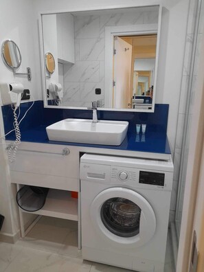 Regadera, secadora de cabello, toallas, shampoo 