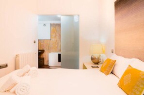 2 habitaciones, escritorio, tabla de planchar con plancha y wifi gratis 