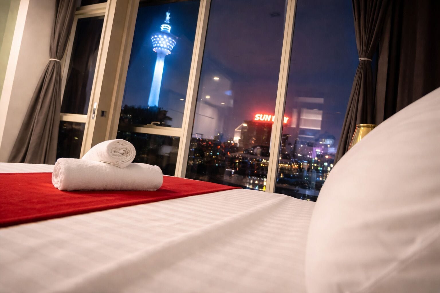 Deluxe Suite, 1 King Bed, City View, Tower | In-room safe, desk, soundproofing, free WiFi