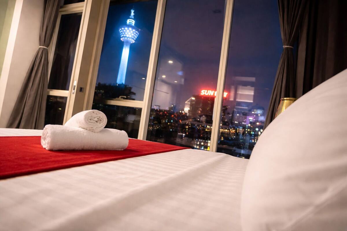 Deluxe Suite, 1 Katil Raja (King), City View, Tower | Peti besi dalam bilik, meja, ruang kerja komputer riba, kalis bunyi