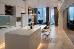 Departamento de lujo, 2 habitaciones, vista a la ciudad | Área de sala de estar | Televisión LCD de 48 pulgadas con canales digitales 