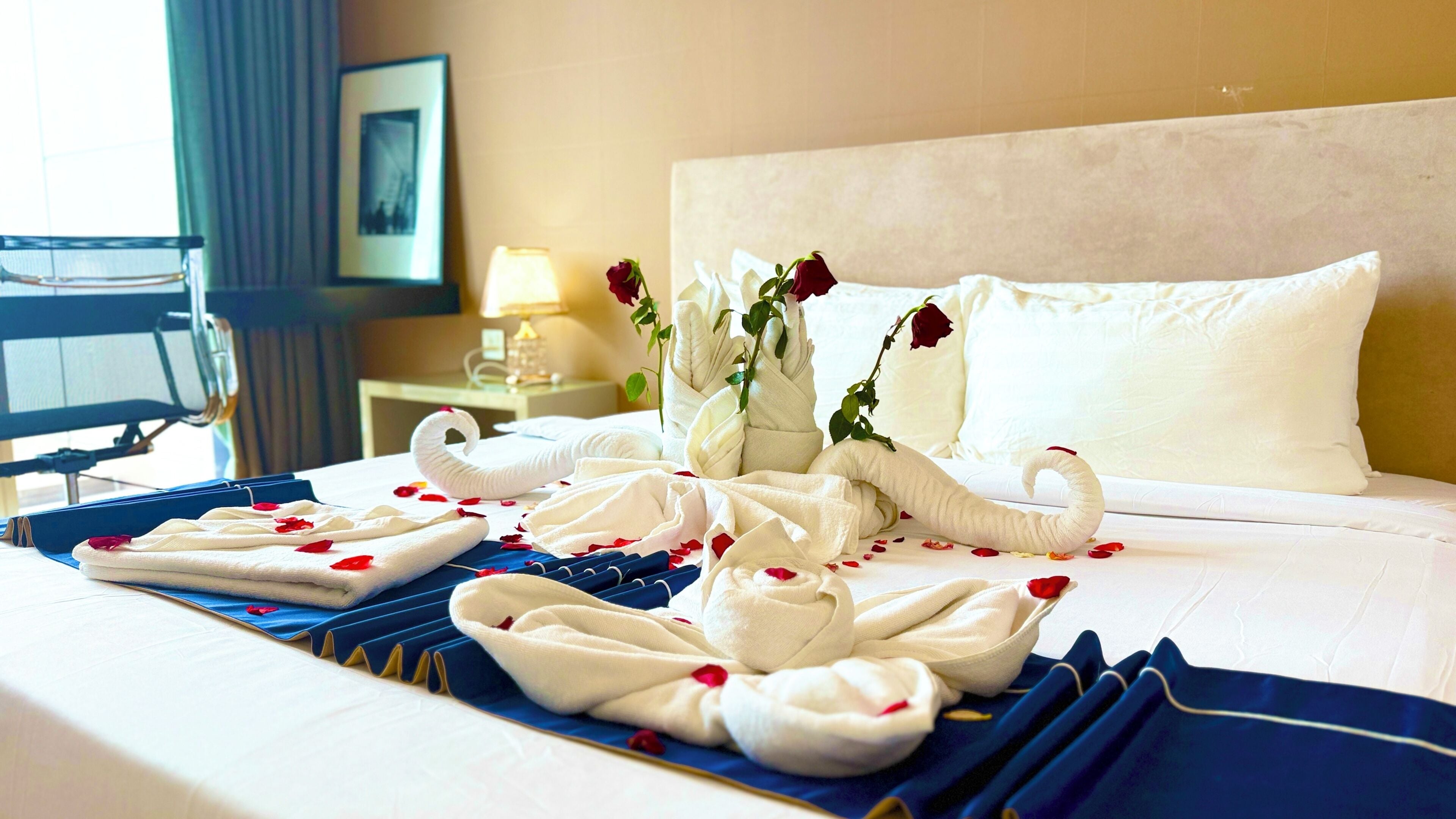 Suite familiar, 3 habitaciones, vista a la ciudad | Caja de seguridad en la habitación, escritorio y insonorización 