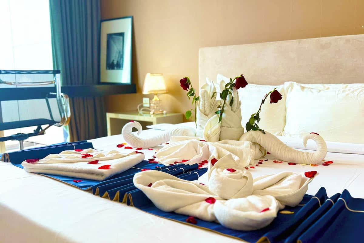 Suite familiar, 3 habitaciones, vista a la ciudad | Caja de seguridad en la habitación, escritorio y insonorización