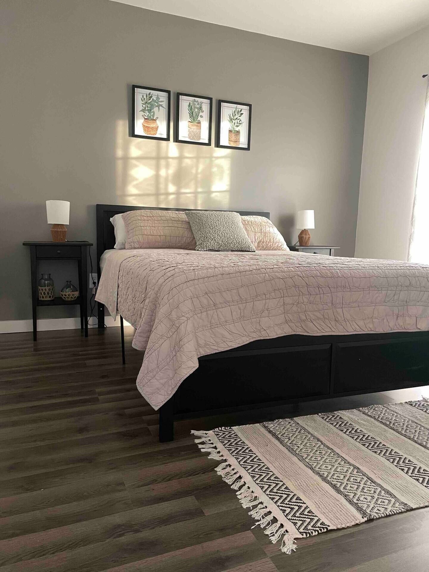 2 bedrooms, desk, WiFi, bed sheets