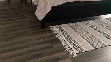 2 bedrooms, desk, WiFi, bed sheets