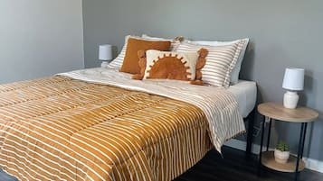 2 bedrooms, desk, WiFi, bed sheets