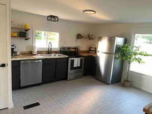 Fridge, microwave, oven, stovetop - The Blue Door Place
 (Florence)