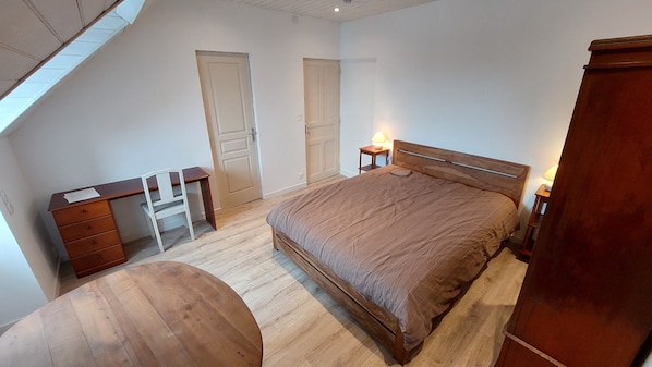 3 bedrooms, desk, iron/ironing board, travel cot