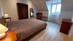 3 quartos, escrivaninha, berço de viagem, Wi-Fi de cortesia