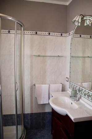 Een douche, een haardroger, een bidet, handdoeken