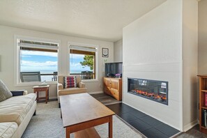 Smart TV, fireplace, books - Sea-ing Clearly MCA#876-Oceanfront Lower Condo unit, amazing views, dogs ok. (Manzanita)