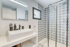 Dusche, Haartrockner, HandtĂŒcher