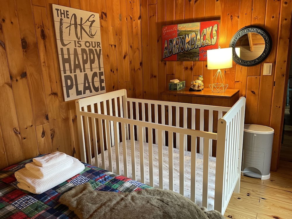 Lakefront luxury, Lake log cabin home with your own private