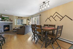 Condo, 2 Bedrooms | Dining