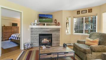 Condo, 2 Bedrooms | Living area | Smart TV